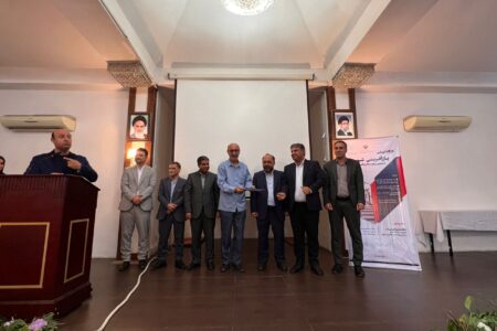 شهردار بندرخمیر در کارگاه بازآفرینی شهری استان هرمزگان مورد تجلیل قرار گرفت