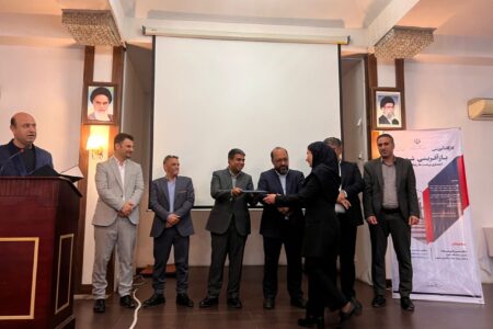 تنها شهردار زن استان هرمزگان، در کارگاه بازآفرینی شهری تجلیل شد