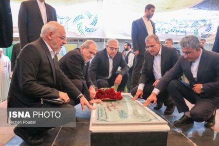 تجدید میثاق با شهدا در استانداری هرمزگان؛ حضور رئیس‌جمهور، استاندار، شهردار بندرعباس و نماینده مجلس در آیین غبارروبی مزار شهید گمنام