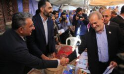 بازدید رئیس‌جمهور از غرفه شهر خلاق بندرعباس در جریان سفر به هرمزگان