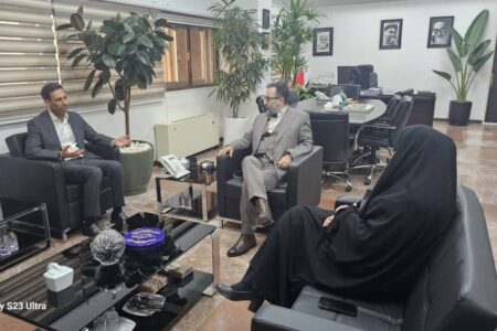 پیگیری مطالبات کارکنان و ارتقای سطح معیشت آن ها در نشست معاون استاندار هرمزگان با معاون وزیر کشور
