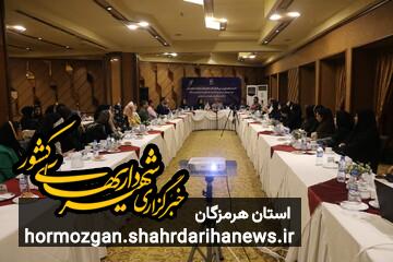 نگاه هنرمندان صنایع‌دستی باید از تولید معیشتی به تولید اقتصادی و تجاری تغییر کند