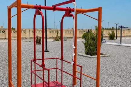 برای نخستین‌بار؛ تاب ویژه کاربران ویلچر در پارک شهر بندرلنگه نصب شد