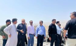 استاندار هرمزگان از مناطق آسیبدیده و پلهای تخریبشده در بندرعباس و بندرخمیر بازدید کرد