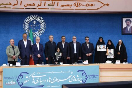 تجلیل از خانواده شهید آتش‌نشان ابوموسی در حضور رئیس‌جمهور