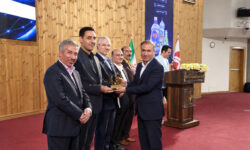 تندیس زرین رضایتمندی مشتری بر سینه فولاد هرمزگان
