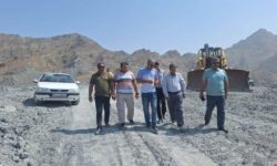 تکمیل محورهای راهسازی شرق هرمزگان را با جدیت دنبال میکنیم