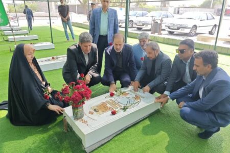ادای احترام معاون وزیر ارشاد به مقام شامخ شهدای دانش‌آموز مدرسه شجره‌طیبه میناب