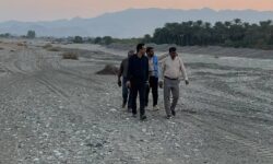 بازدید محمد محسنی، فرماندار رودان، از محل اجرای عملیات لایروبی رودخانه ابنما؛ تأکید بر مشارکت باغداران برای پیشگیری از خسارت سیلاب